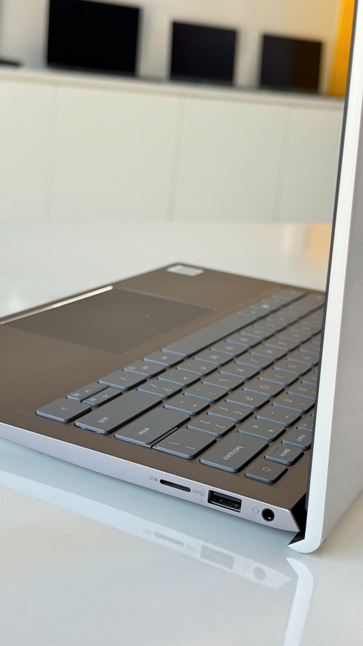 Dell Inspiron 14 5410 i7 - An Nam Laptop Thanh Hóa - Cổng kết nối bên cạnh