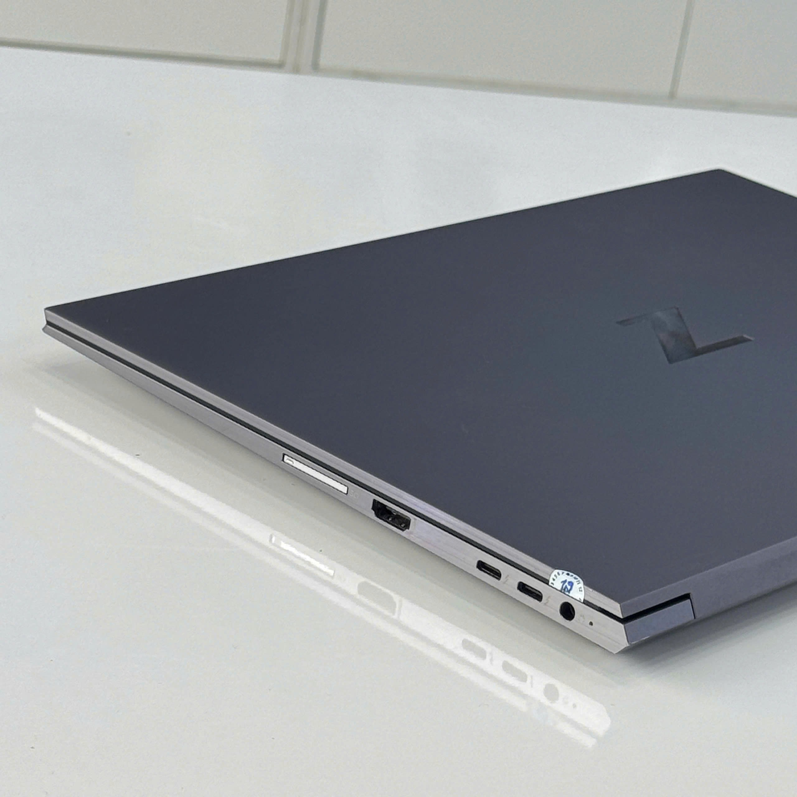 hp-zbook-studio-g8-i7-11850h-hieu-nang-workstation-manh-me-thiet-ke-mong-nhe-suc-manh-chuyen-nghiep-do-hoa-vuot-troi-khang-dinh-dang-cap-gia-portsbuttons-0.jpg - An Nam Laptop Laptop cũ HP ZBook Studio G8 i7-11850H – Hiệu năng workstation mạnh mẽ, thiết kế mỏng nhẹ – Sức mạnh chuyên nghiệp, đồ họa vượt trội – Khẳng định đẳng cấp. Giá - ports_buttons chính hãng giá rẻ tại Thanh Hóa - An Nam Laptop